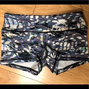 Fleo shorts size small